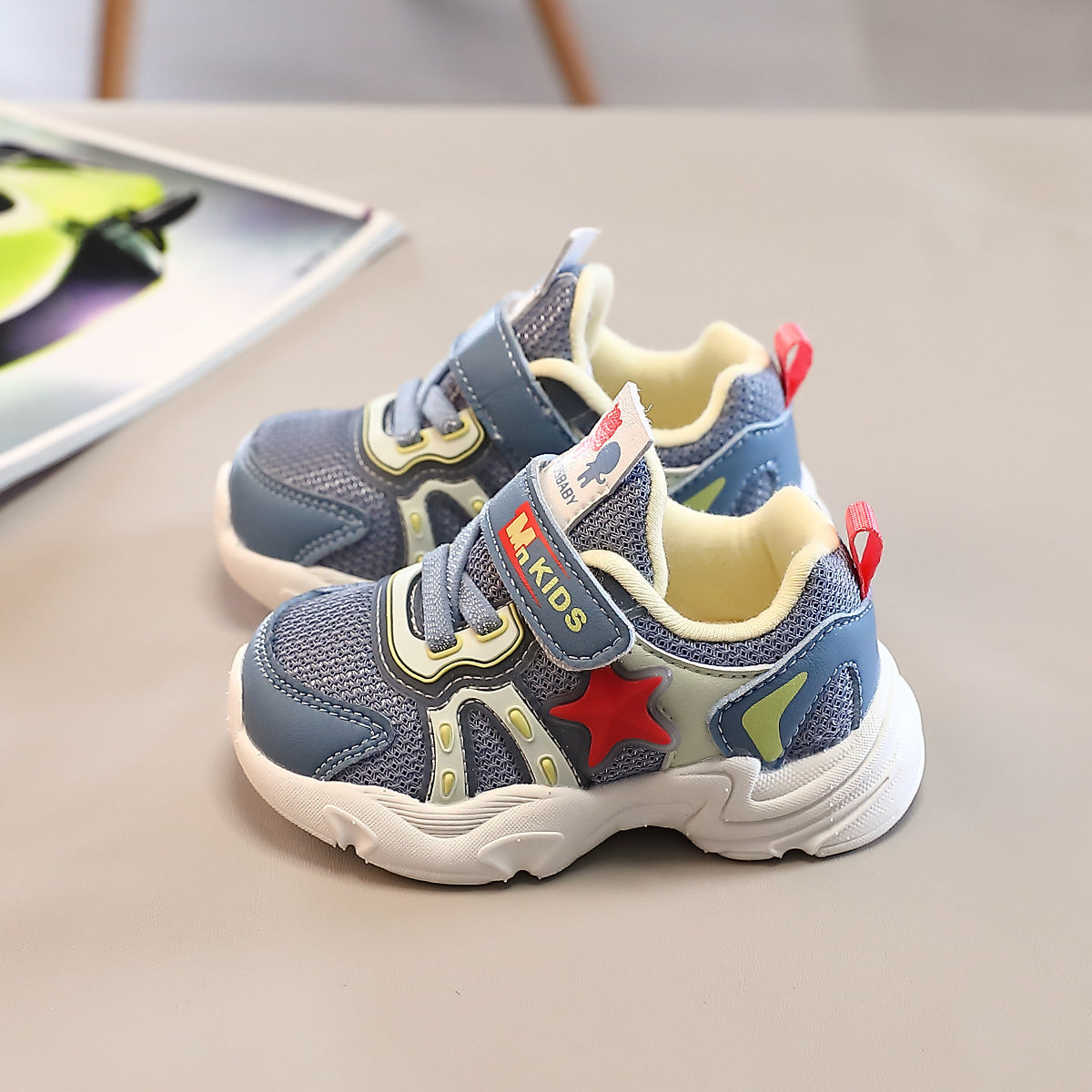 Children's Soft-soled Sneakers Are Light And Fashionable For Kids